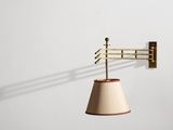une image représentant une lampe accrochée au mur à côté d'un abat-jour