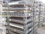 un grand tas de cages métalliques empilées les unes sur les autres