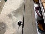 une canne à pêche posée par terre dans un magasin