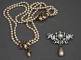 deux colliers de perles et un pendentif orné d'une perle en forme de goutte