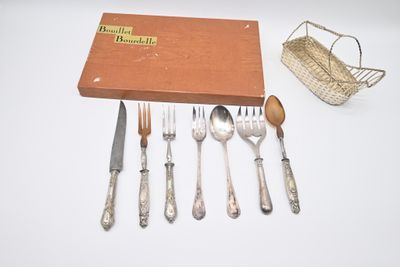 une boîte contenant des couverts et un panier contenant des couverts posés sur une table