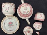 une théière, une tasse, une soucoupe et une soucoupe posées sur une table