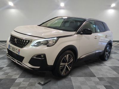 la voiture blanche est garée sur un sol en damier dans le garage