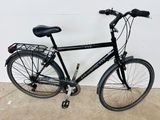 un vélo noir garé contre un mur dans un garage