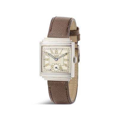 une photo d'une montre carrée blanche avec un bracelet en cuir marron