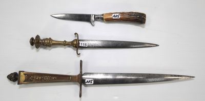 trois types de couteaux exposés sur une table