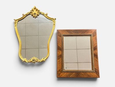 deux miroirs accrochés l'un à côté de l'autre sur le mur