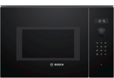 Le four à micro-ondes noir est posé sur un fond blanc, la porte ouverte.