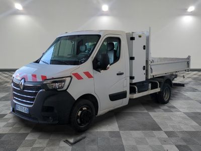 une photo d'un camion blanc garé dans un garage