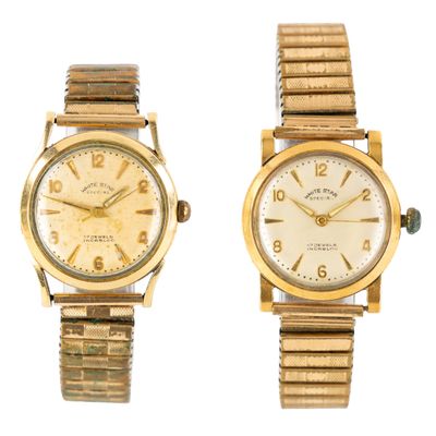 une image d'un couple de montres assises l'une à côté de l'autre