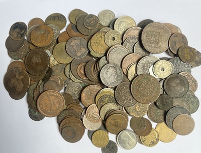 une pile de vieilles pièces de monnaie sur une surface blanche