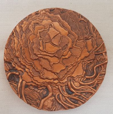 gros plan d'un objet métallique sur une surface blanche