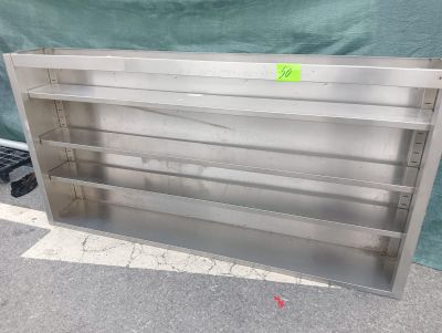 une étagère en métal sur laquelle est posée une pancarte verte