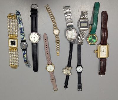 de nombreux modèles de montres exposés sur une table