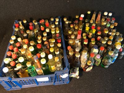 Lot de plus de 100 mignonnettes et bouteilles alcooliques, liqueurs et