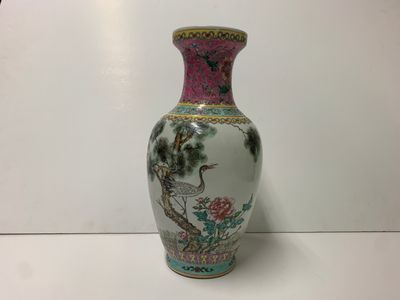 Chine, XXe siècle. Vase en porcelaine et émaux de style Fami…