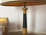 une lampe posée sur une table dans une pièce