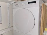 un lave-linge et un sèche-linge dans le coin d'une pièce