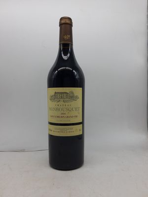 une bouteille de vin rouge posée sur une table blanche