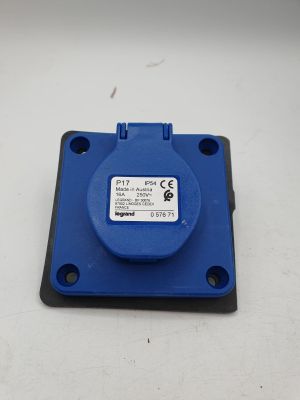 un gros plan d'un bouton bleu sur une surface blanche