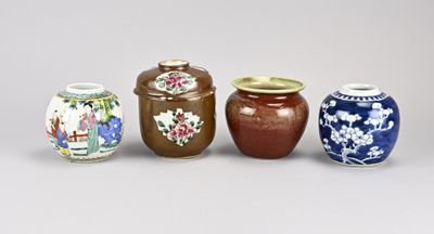 trois petits vases posés les uns à côté des autres sur une surface grise