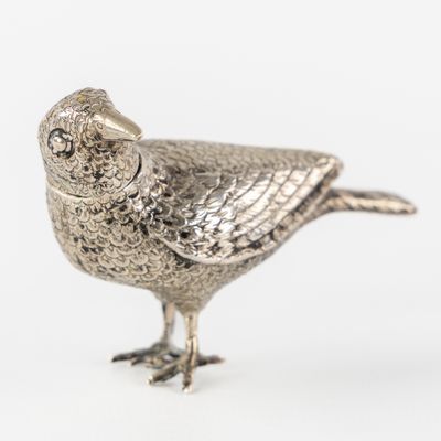 Petite corneille en argent, fin du 19e siècle. En argent.