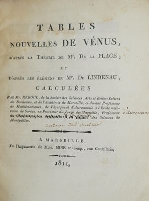 un vieux livre écrit posé sur une table