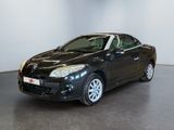 La voiture noire est garée dans une grande pièce au sol noir.