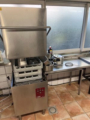 une cuisine équipée d'une cuisinière, d'un évier et d'un plan de travail