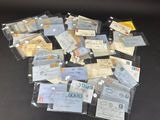 de nombreux types de timbres et d'enveloppes disposés sur une table