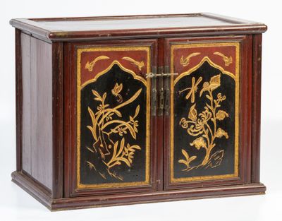 une photo d'une armoire en bois dont les portes sont ornées d'un motif floral