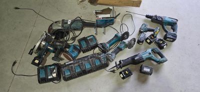 un grand nombre d'outils posés sur le sol