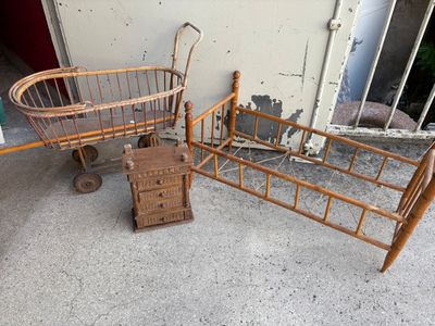 un petit lit et un berceau, placés l'un à côté de l'autre