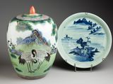 deux vases et une assiette ornés d'une peinture représentant des grues