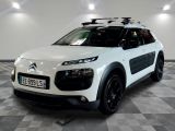 une photo d'un SUV Citrole blanc garé dans un showroom
