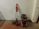 un aspirateur rouge et noir et une serpillière noire et blanche