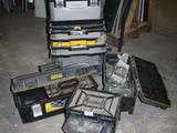 un tas d'outils posés par terre dans un garage