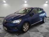 la voiture bleue est garée dans le garage sur un sol en damier