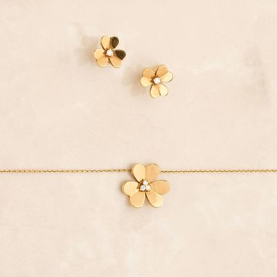 the gold flower necklace and earring set