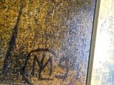 un gros plan sur un tableau représentant une personne assise sur un banc