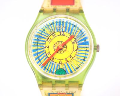 une montre verte et jaune avec une trotteuse rouge