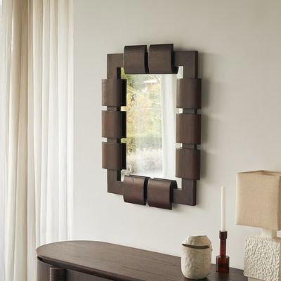 une table sur laquelle se trouvent une lampe et un miroir