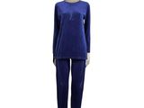 un mannequin portant une chemise et un pantalon bleus ainsi qu'un haut blanc