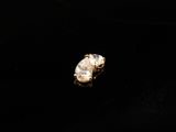 gros plan d'une bague en or sur une surface noire