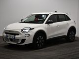 la petite voiture blanche est garée dans une pièce au sol à carreaux