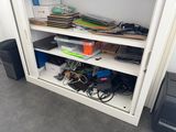 une bibliothèque blanche sur laquelle sont posés tout un tas de livres