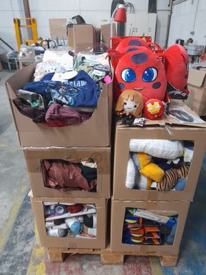 deux cartons sur lesquels sont posées des peluches