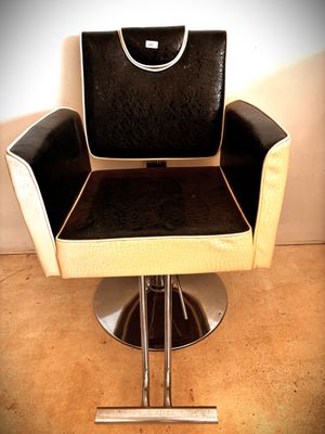 une chaise noire et blanche qui se trouve dans une pièce