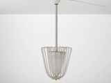 gros plan d'un luminaire suspendu au plafond