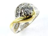 gros plan d'une bague en diamant sur une surface blanche